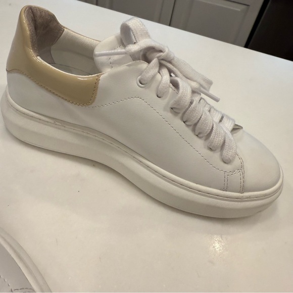 Valentino By Mario Valentino Fresia White Leather Sneaker Women's Sz 8 NEW - Picture 13 of 16